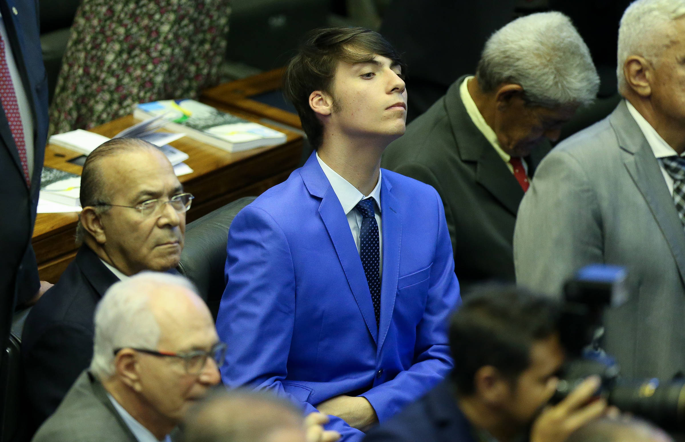 Na Argentina, Bolsonaro apresenta filho mais novo como 'embaixador mirim'