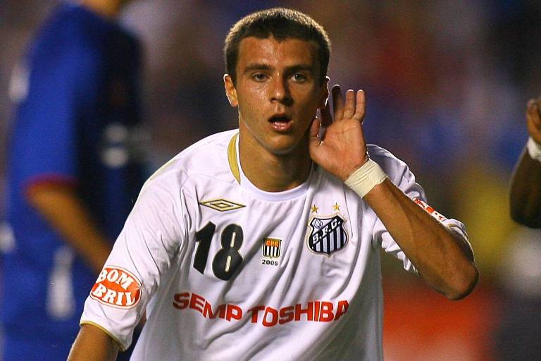 Moraes festeja após fazer o gol do título paulista do Santos em 2007, contra o São Caetano
