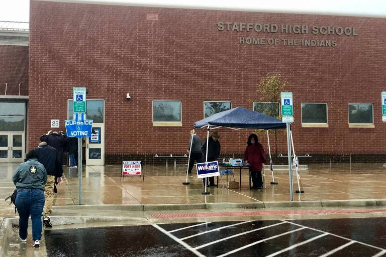 Eleitores vão votar sob forte chuva na cidade de Stafford, em Virgínia