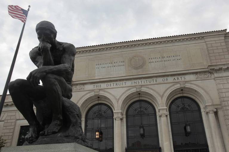 Estátua "'O Pensador", do escultor Aguste Rodin, em frente ao Instituto de Artes de Detroit, em Michigan.