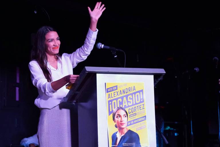 Alexandria Ocasio-Cortez, mulher mais jovem a ser eleita para o Congresso americano, comemora vitória em Nova York 