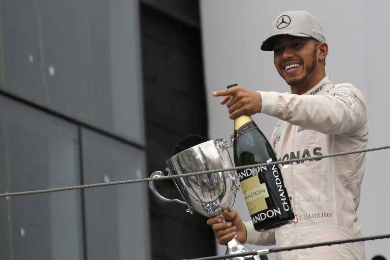 Campeão novamente neste ano, Lewis Hamilton aponta para os mecânicos após vencer o GP Brasil de 2016