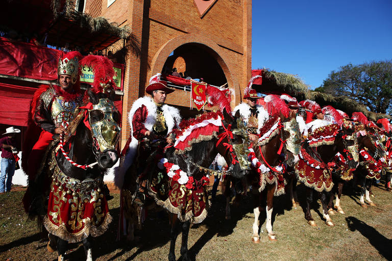 Cavaleiros se preparam para o último dia de Cavalhada na Festa do Divino, em Pirenópolis (GO)