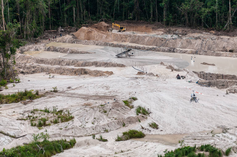 Ibama desmantelou nove garimpos ilegais de ouro e cassiterita dentro de dois parques nacionais no sudoeste do Pará. Com apoio de quatro helicópteros e da Força Nacional, os agentes destruíram oito PCs (escavadeiras hidráulicas), avaliadas em cerca de R$ 600 mil cada uma, além de outros equipamentos.