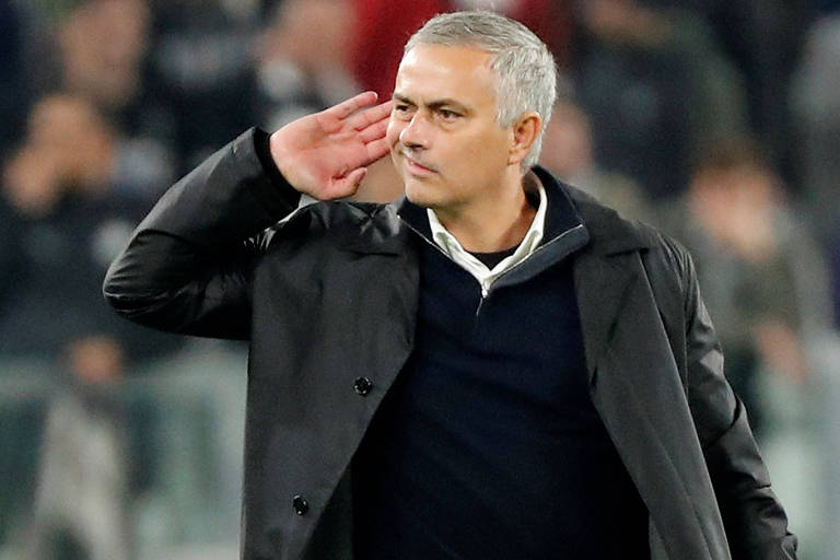 José Mourinho provoca a torcida da Juventus ao colocar a mão perto do ouvido após a virada do Manchester United sobre a Juventus, em Turim