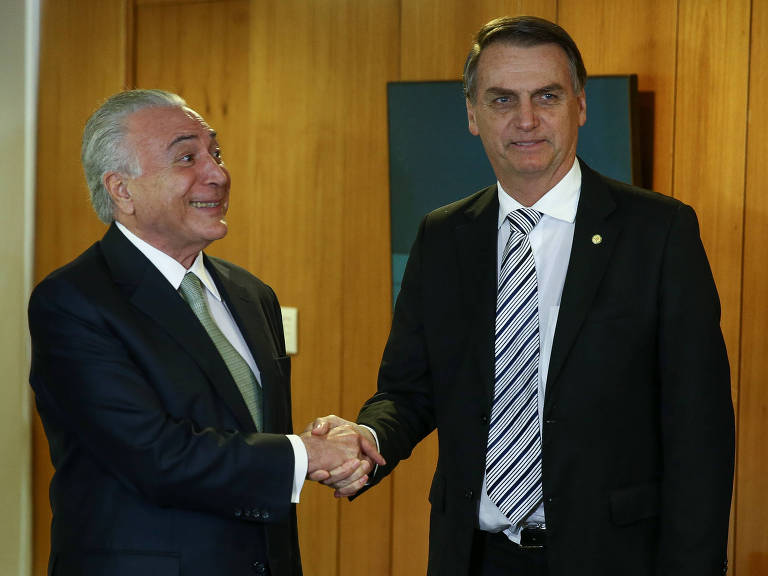 Temer sorri ao apertar a mão de Bolsonaro