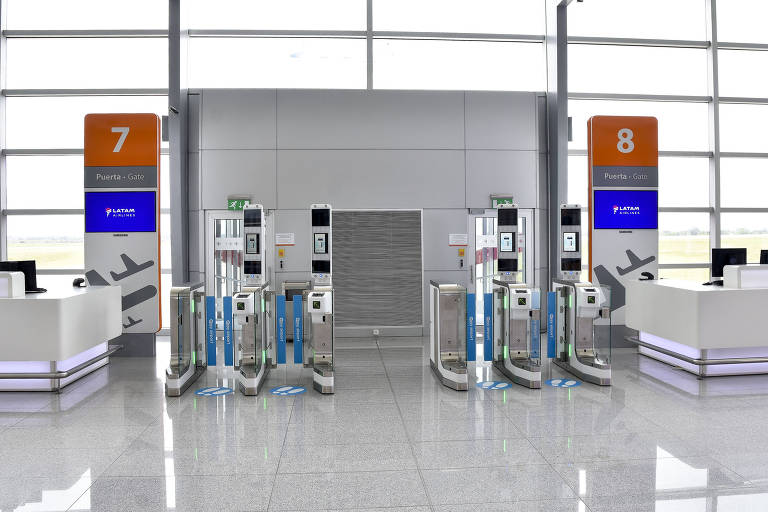 Equipamento de embarque com tecnologia biometria no portão de embarque do aeroporto