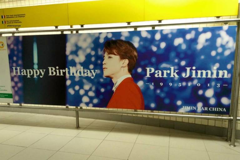 Anúncio colocado no metrô de São Paulo por fãs de BTS para comemorar o aniversário do cantor Park Jimin