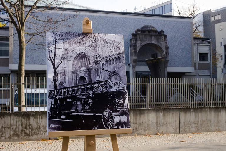 As forças de segurança alemãs não reagiram à turba; oficialmente, porém, a ação foi orquestrada pelo ditador Adolf Hitler e organizada por seu estrategista Joseph Goebbels