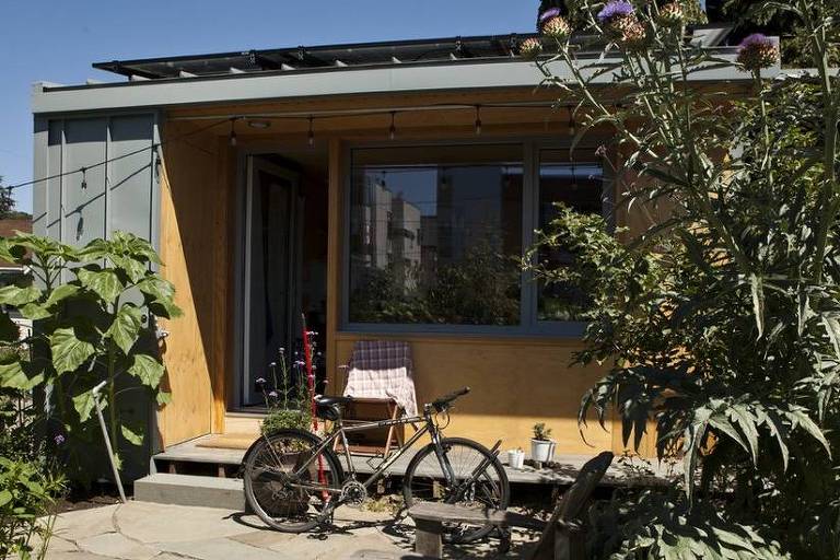 Em Seattle, a iniciativa pioneira, as casas são construídas com doações da comunidade e ajuda de voluntários