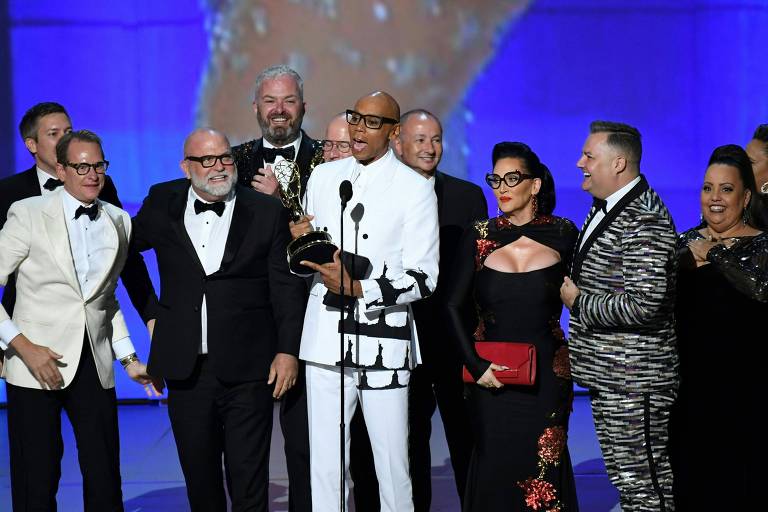 RuPaul e elenco aceitam o Emmy de melhor reality show de competição na 70ª edição da premiação, em 2018