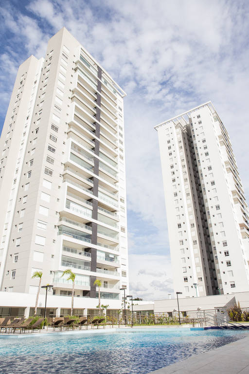 Torres do conjunto Quintas da Lapa, na Vila Anastácio, vista a partir da piscina