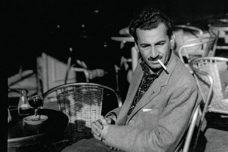 Jorge Amado em Paris, em 1948, em imagem do livro 'Jorge Amado: uma biografia', de Joselia Aguiar