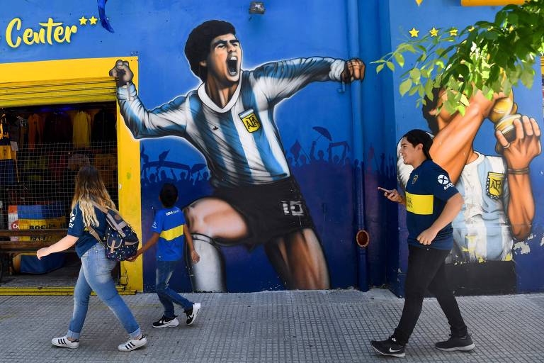 Torcedores do Boca caminham pelas ruas próximas à Bombonera, estádio do clube