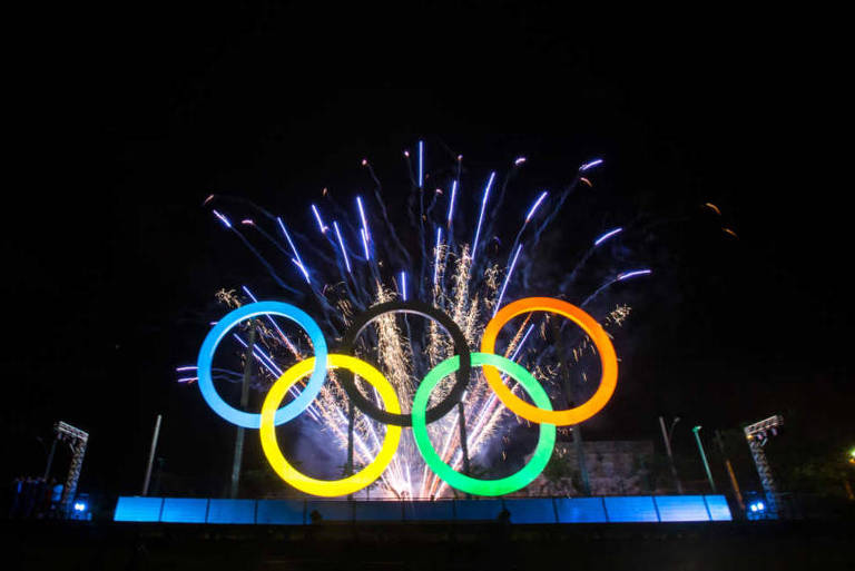 Inauguração dos anéis olímpicos no parque de Madureira, no Rio de Janeiro, em noite com fogos de artifício