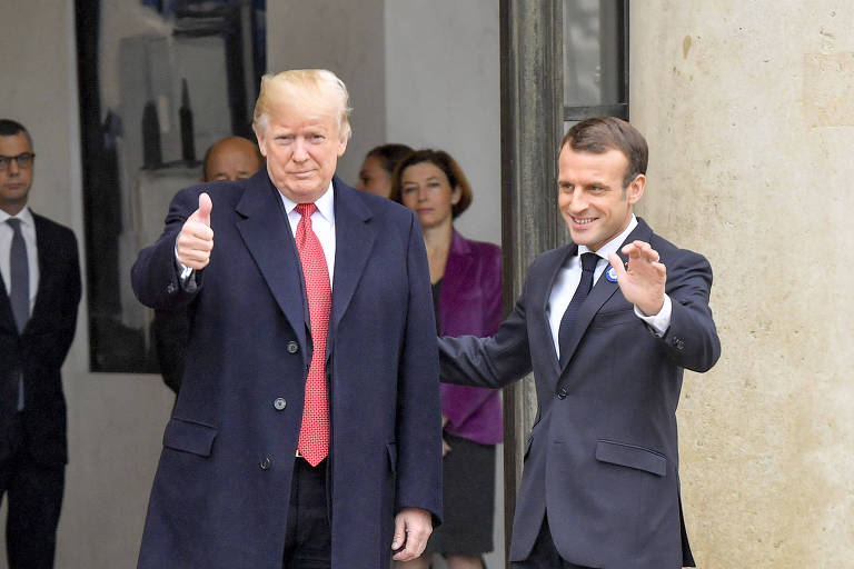 Trump faz sinal de positivo com polega ao lado de Macron, que sorri e acena