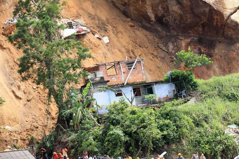 Ao menos 14 pessoas morrem em deslizamento de terra em Niterói, no Rio de Janeiro