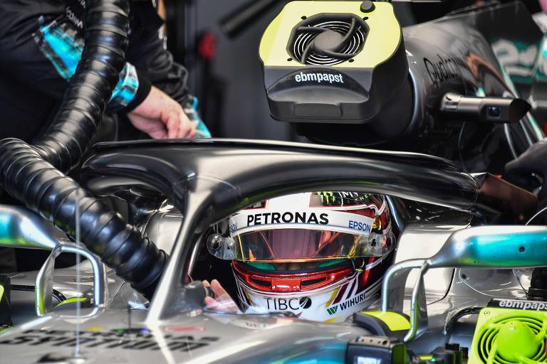 Lewis Hamilton, da Mercedes, aguarda no cockpit durante treino em Interlagos