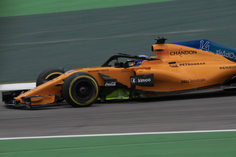 Fernando Alonso pilota carro da McLaren durante os treinos para o GP Brasil do ano passado, em São Paulo