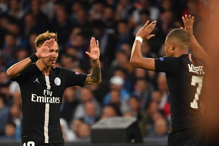 Neymar e Mbappe, do Paris Saint-Germain, celebram gol do time francês durante a Liga dos Campeões da Europa