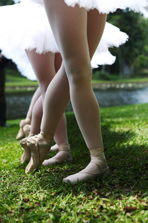 São Paulo, 22/10/2018  CULTURA  Elenco da São Paulo Companhia da Dança posa para fotos de divulgação do espetáculo Lago dos Cisnes, no Jardim Botânico em São Paulo. Foto: Mônica Bento/Folhapress
