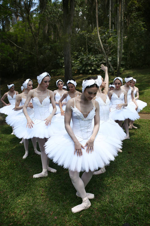 São Paulo, 22/10/2018  CULTURA  Elenco da São Paulo Companhia da Dança posa para fotos de divulgação do espetáculo Lago dos Cisnes, no Jardim Botânico em São Paulo. Foto: Mônica Bento/Folhapress
