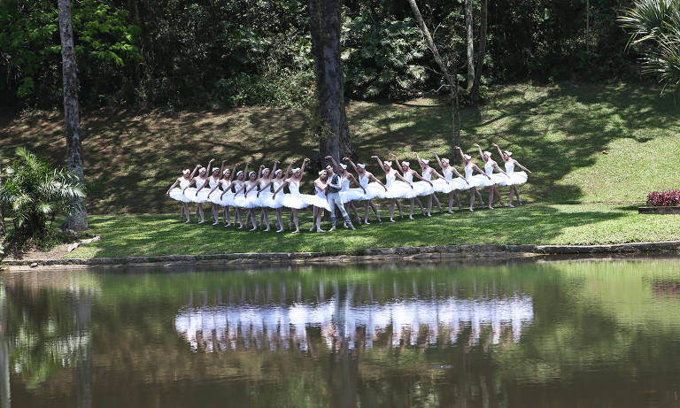 São Paulo, 22/10/2018  CULTURA  Elenco da São Paulo Companhia da Dança posa para fotos de divulgação do espetáculo Lago dos Cisnes, no Jardim Botânico em São Paulo. Foto: Mônica Bento/Folhapress