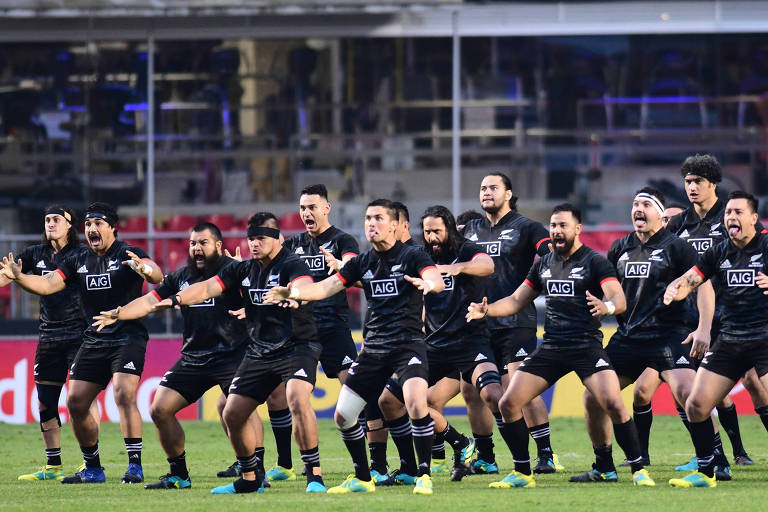 Jogadores do All Blacks Maori dançam o haka antes de amistoso contra a seleção brasileira