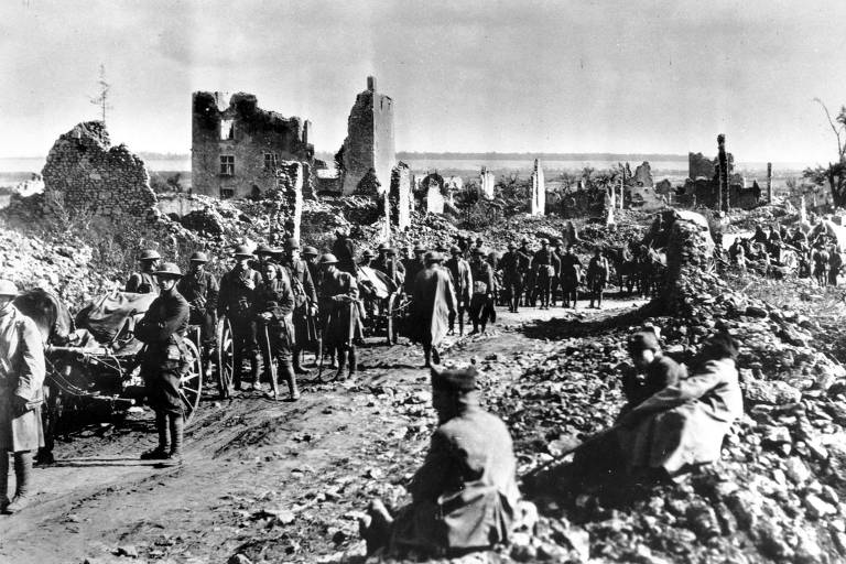 Tropas do Exército americano passam em um vilarejo destruído perto de St. Mihiel, na França