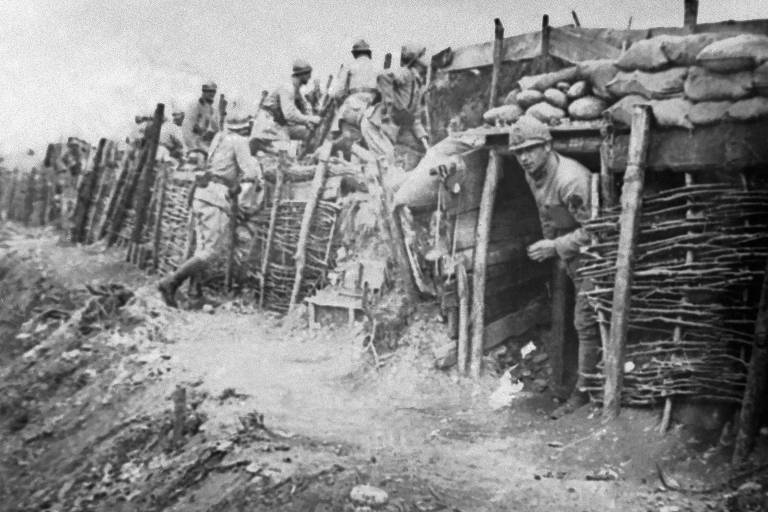 Soldados alemães olham para fora de seus refúgidos subterrâneos na Batalha do Rio Piave, entre 15 e 23 de junho de 1918