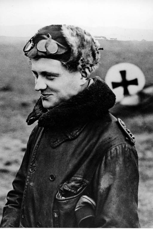 O piloto militar alemão Manfred von Richthofen, também conhecido como o Barão Vermelho, é visto depois de uma missão de seu esquadrão em 1916. Ele foi morto na França em abril de 1918.
