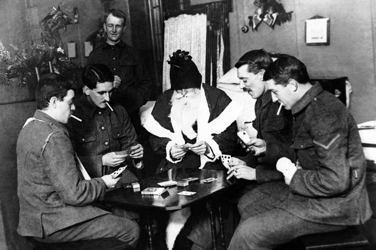 Soldados feridos durante a Segunda Guerra Mundial jogam em um hospital de Londres