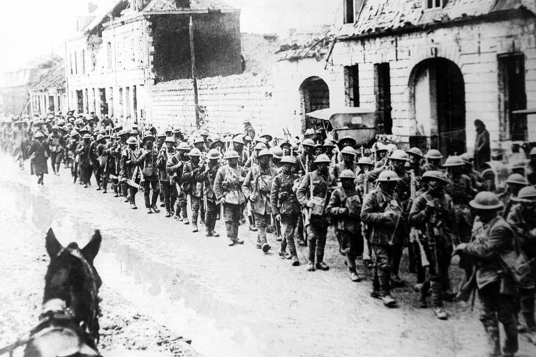 Em foto de 1917, soldados britânicos retornam em forma para Ypres, na Bélgica