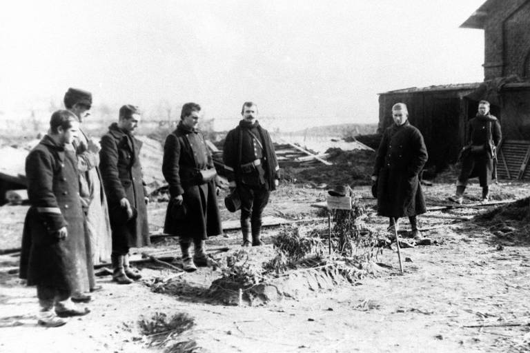 Soldados participam de um funeral pouco depois de uma batalha em Pervyse, na Bélgica