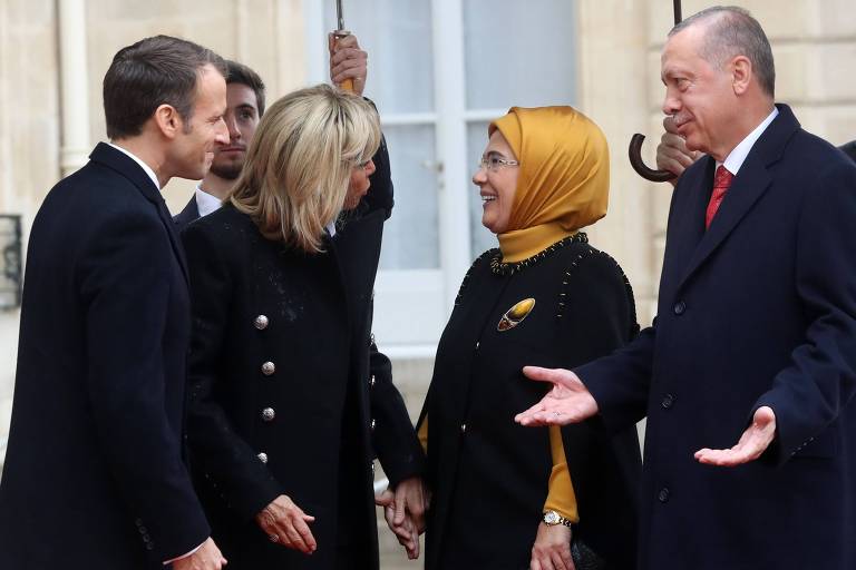 O presidente da Turquia, Recep Tayyip Erdogan, e sua esposa Emine Erdogan são recebidos Emmanuel e Brigitte Macron