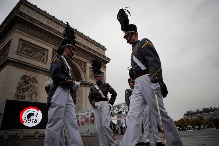 Cadetes da Academia Militar de Nova Tork aguardam o início das celebrações próximos ao Arco do Triunfo
