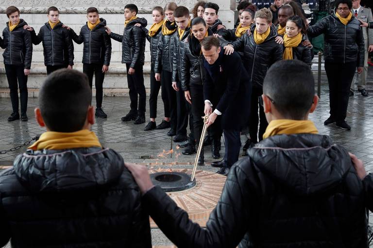 Emmanuel Macron, presidente da França, na cerimônia do Túmulo do Soldado Desconhecido
