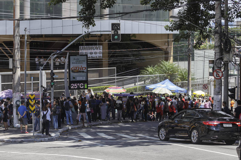 Movimentação de estudantes antes do início da prova do Enem na Uninove da Barra Funda, em São Paulo, na manhã deste domingo (11)
