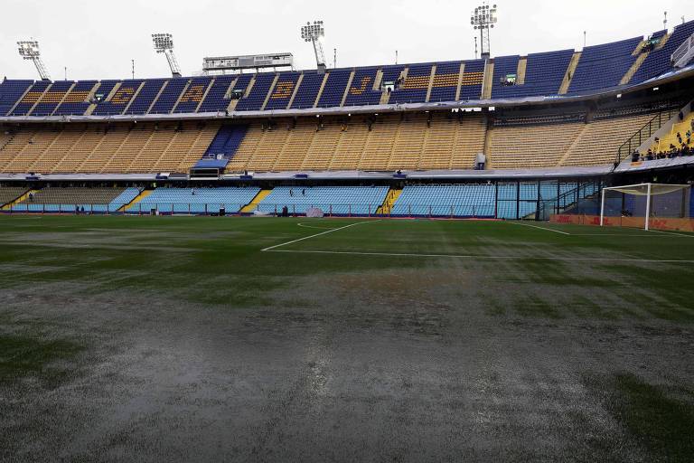 Imagem do gramado de La Bombonera neste sábado (10), quando a partida foi adiada por causa da chuva