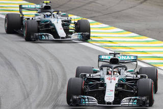 Grande Premio Brasil de F1.Primeira volta do GP de Formula 1. Lewis Hamilton mantem lideranca e Bottas ultrapassa Vettel
