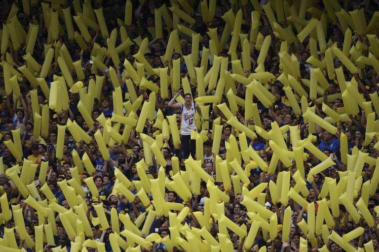 Torcedores do Boca Juniors durante o jogo de ida da final da Libertadores, contra o River Plate, em La Bombonera.