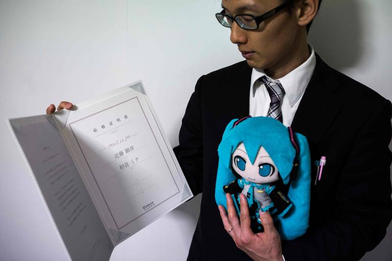 Homem que se casou com boneca no Japão fica viúvo após 'morte' de