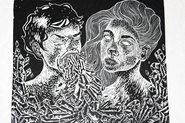 Xilogravura "Dicotomia do Ser", da artista Julia Bastos, está na mostra do Sesc Santo Amaro. Obra exibe duas mulheres: enquanto a de cabelo longo observa, a de cabelo curto vomita cristais 