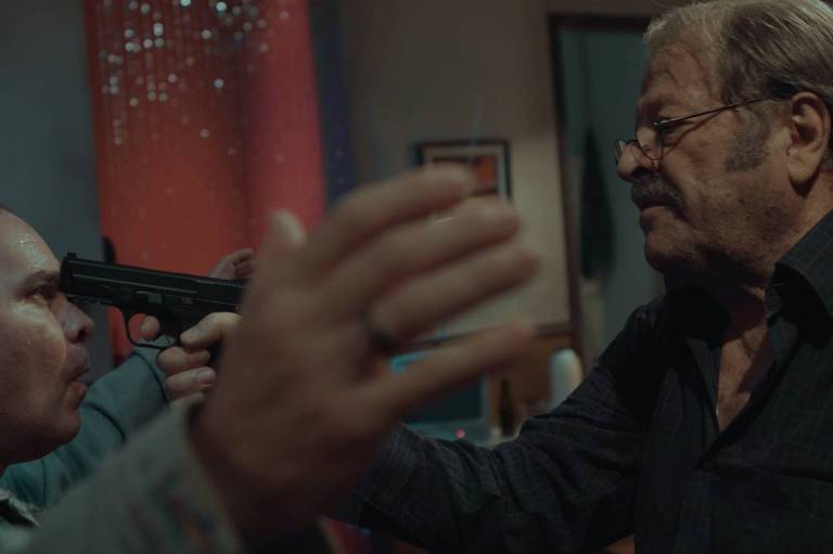 Leon Góes e Carlos Vereza em cena de 'O Trampo'