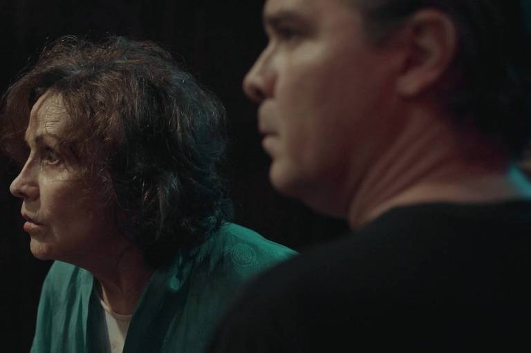 Rosamaria Murtinho e Leon Góes  em cena de 'O Trampo'