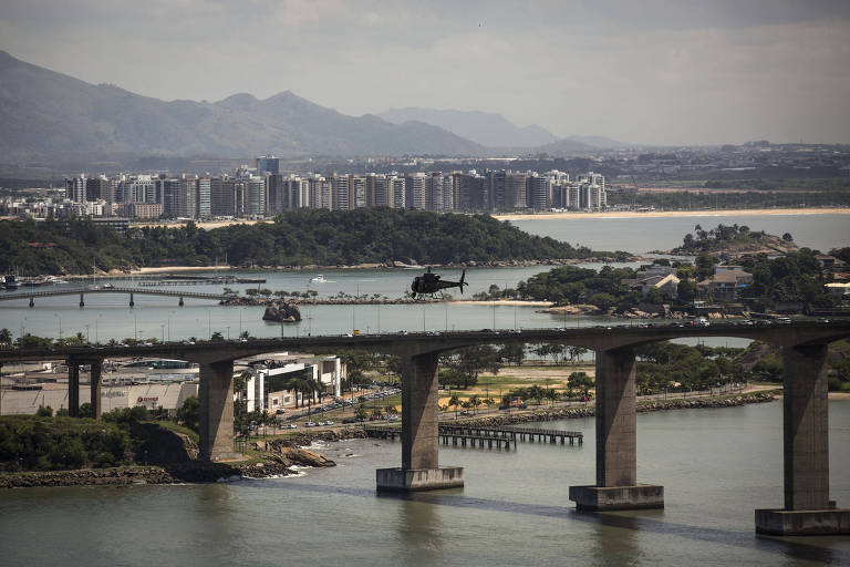 Helicóptero militar sobrevoa a Terceira Ponte, cartão postal do Espírito Santo