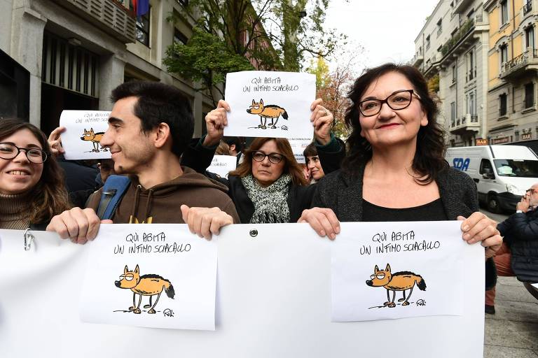 Em manifestação em Milão contra as declarações de Luigi Di Maio, jornalistas carregam cartazes com a frase "aqui vive um mero chacal" e um desenho do animal 