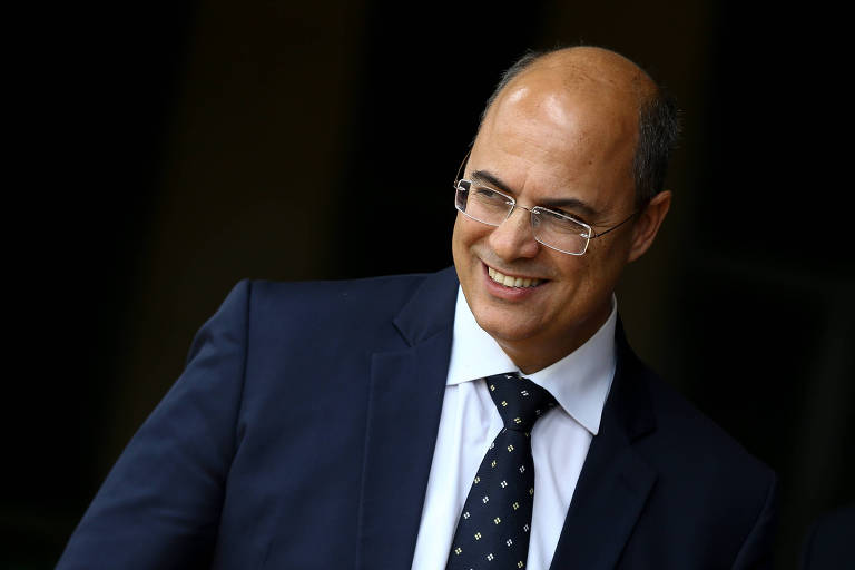 Foto de Wilson Witzel, governador do Rio de Janeiro. Ele é calvo, usa óculos e veste um terno com gravata estampada