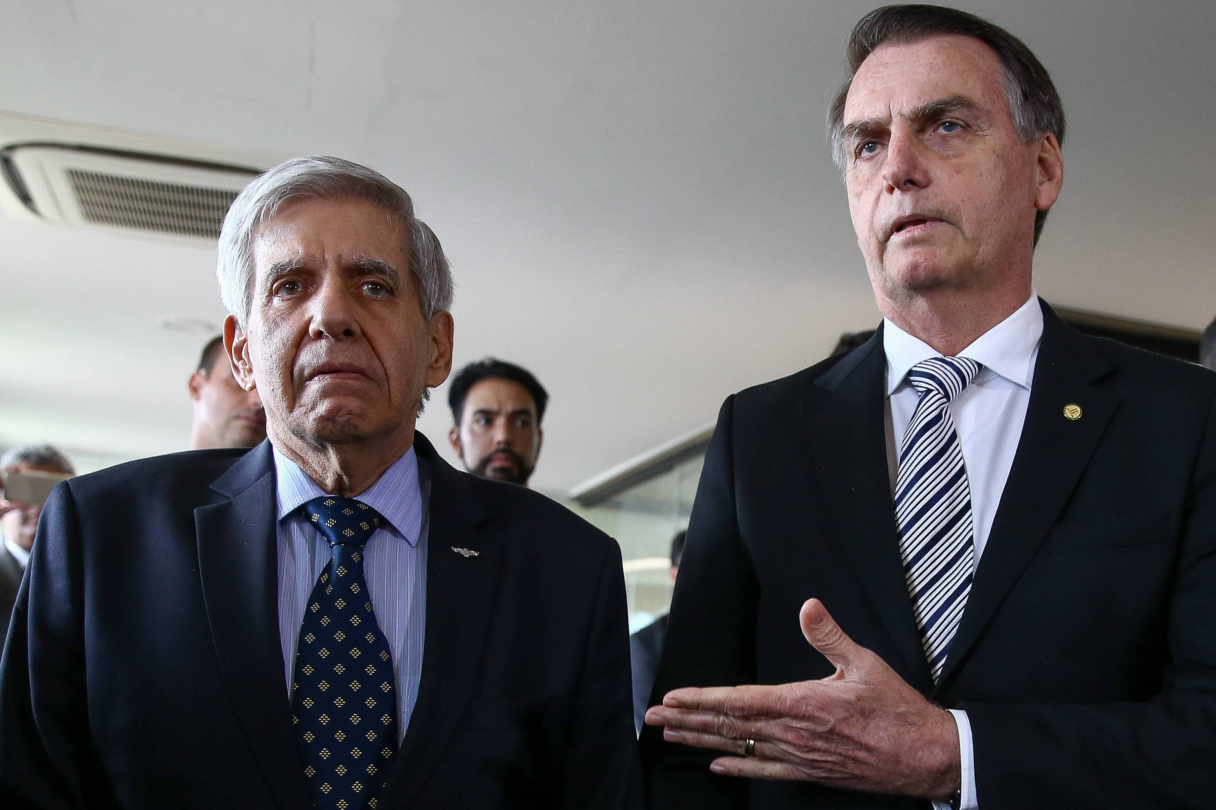 Bolsonaro manifesta respaldo a Heleno após ataque de filho a general