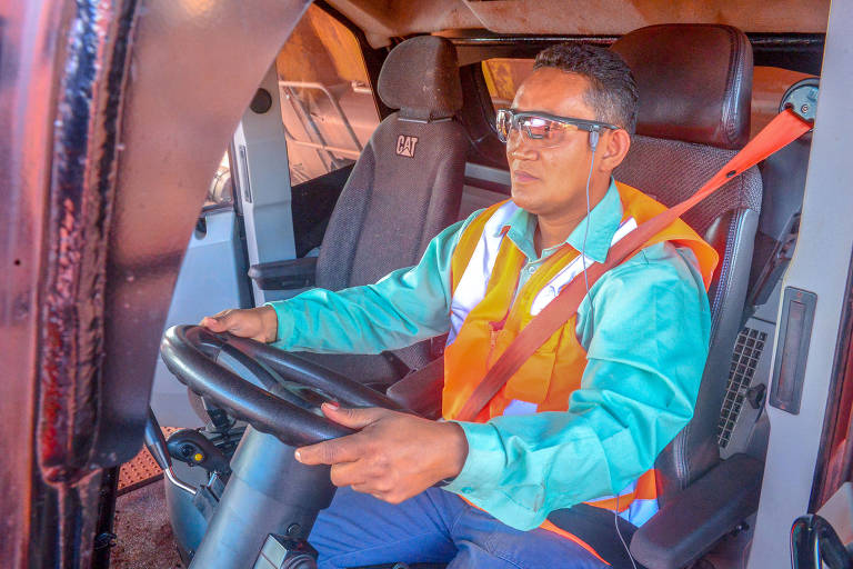 Rogério Costa, operador de caminhão fora de estrada, usando o dispositivo (optalert) de segurança